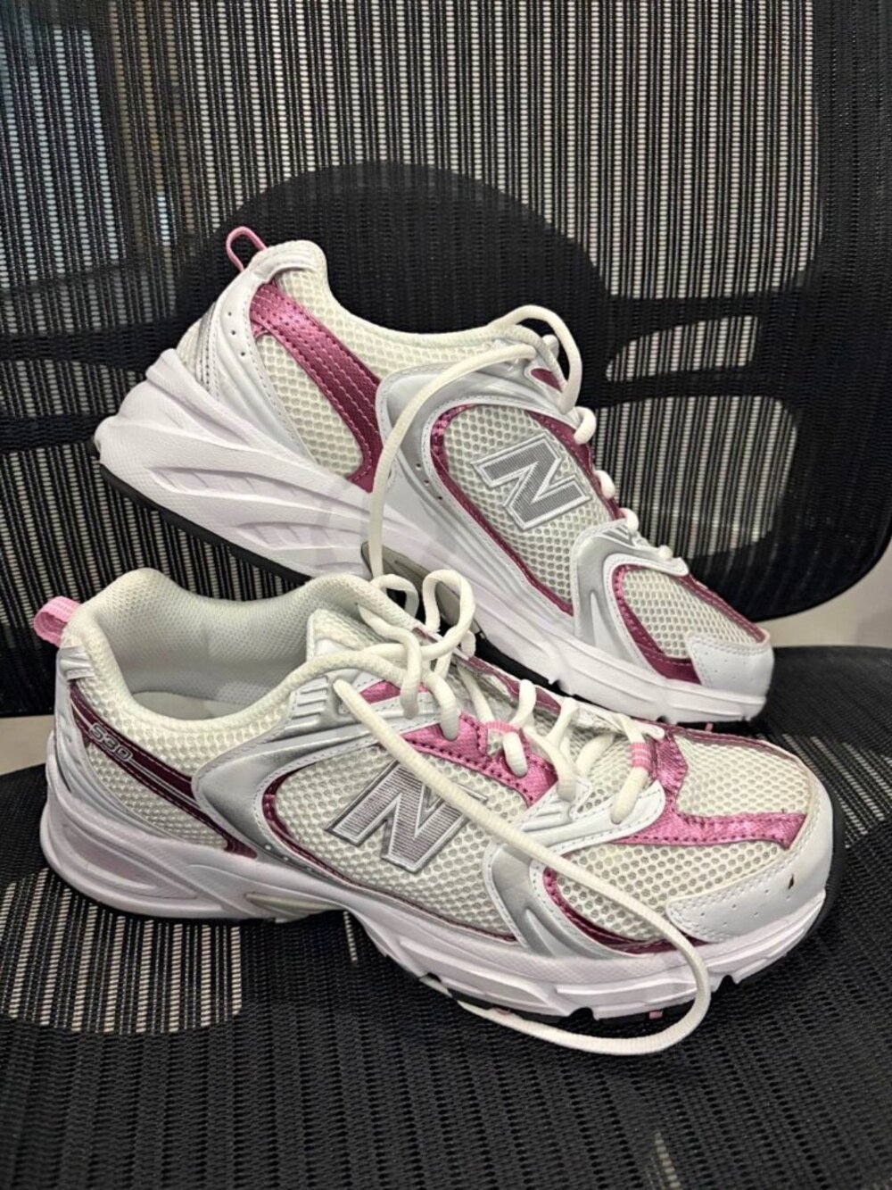 NEW BALANCE 530 SIZE 9 white/pink
